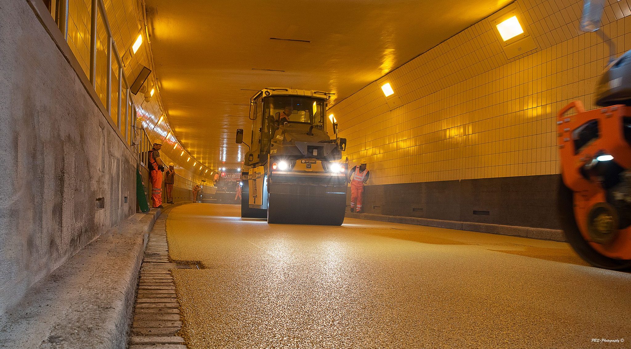 Voor wegenbouwprojecten zijn kwalitatieve materialen en een betrouwbare aanvoer essentieel. Wij leveren verschillende soorten granulaten voor uiteenlopende toepassingen binnen de wegenbouw.  Samen met de klant bekijken we welke materiaalsoort, sortering, volumes en uitvalsbasis het beste aansluiten bij het project. Daarbij houden we rekening met de technische eisen, de locatie van de werf en de planning.  Dankzij ons netwerk van groeves en leveranciers kunnen we verschillende materialen aanbieden en zoeken we mee naar een geschikte oplossing voor elk project. Grote volumes kunnen zowel per vrachtwagen als per schip worden geleverd. Zo kunnen we een uitgebreid werkgebied bedienen, zowel in België als daarbuiten.  Ook de logistieke opvolging nemen we voor onze rekening. We volgen de leveringen op vanaf het laden tot aan de aankomst op de werf en stemmen de aanvoer af op de planning van het project.