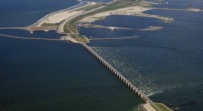 Waterbouwsteen geleverd volgens de eisen van uw project.  Wij staan in voor de levering van waterbouwsteen en begeleiden het volledige traject van uitvalsbasis tot werf. Daarbij combineren we kennis van het product met een gerichte logistieke opvolging.  Samen met de klant bepalen we de meest geschikte uitvalsbasis, steensortering, volumes en transportmodaliteit. Afhankelijk van de projectlocatie, tonnages, bereikbaarheid en planning kan de levering zowel per schip als per as worden georganiseerd.